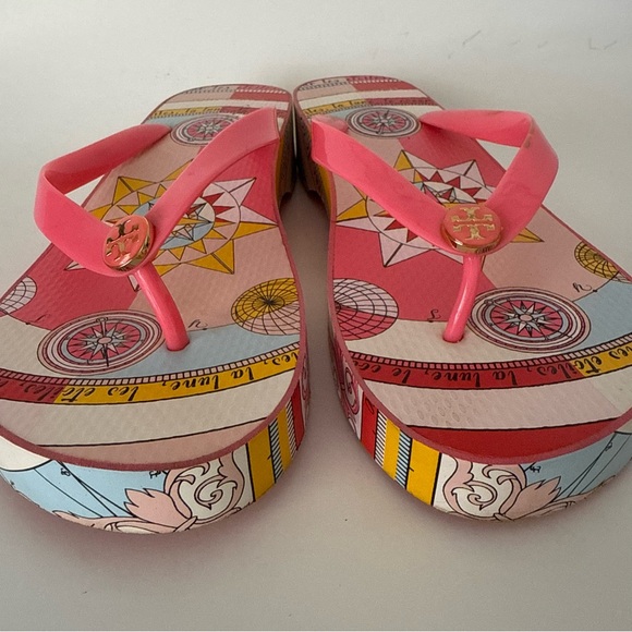 Tory Burch Printed Carved Wedge Flip-flop in Pink Paradise Constellation - Picture 3 of 11